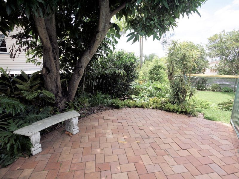 26 Castle Street, Fairfield QLD 4103