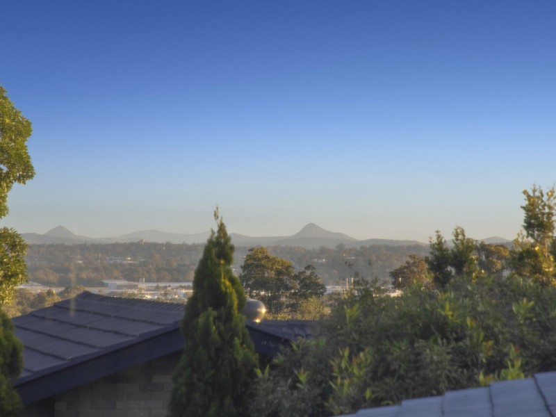 98 Fegen Drive, Moorooka QLD 4105