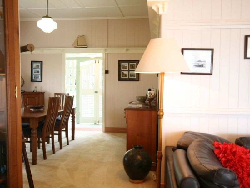 18 Barton Street, Holland Park West QLD 4121