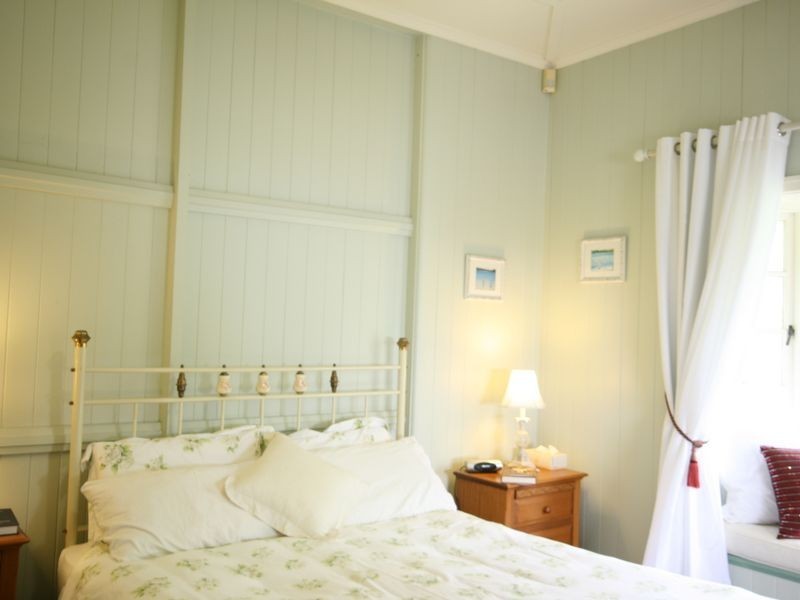 18 Barton Street, Holland Park West QLD 4121