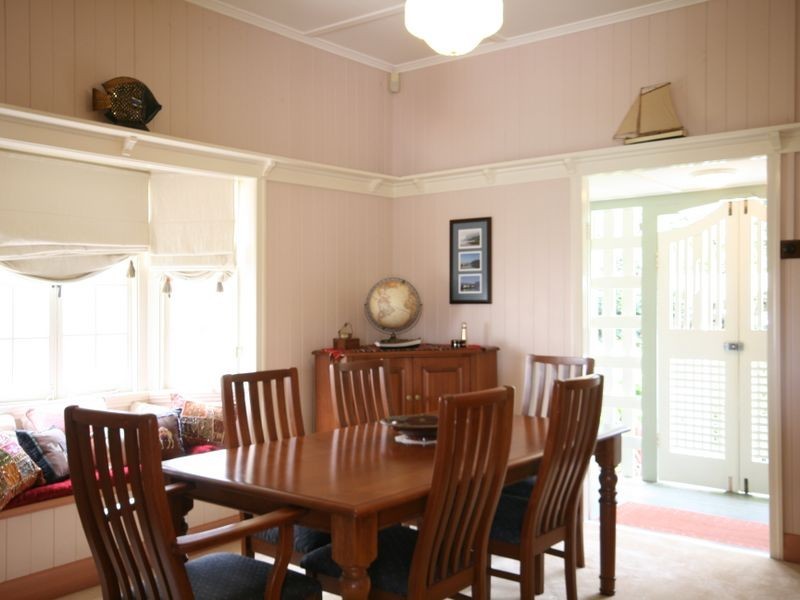 18 Barton Street, Holland Park West QLD 4121