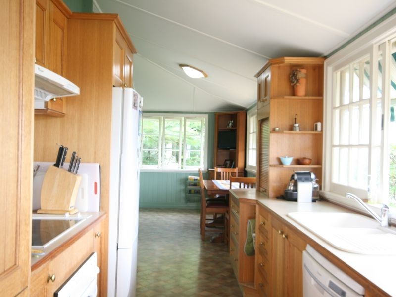 18 Barton Street, Holland Park West QLD 4121