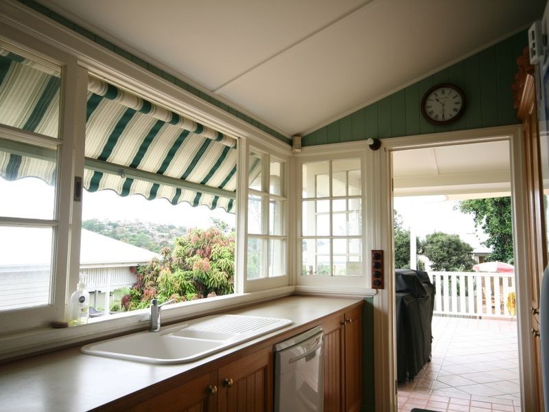 18 Barton Street, Holland Park West QLD 4121