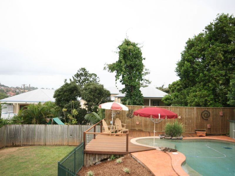 18 Barton Street, Holland Park West QLD 4121