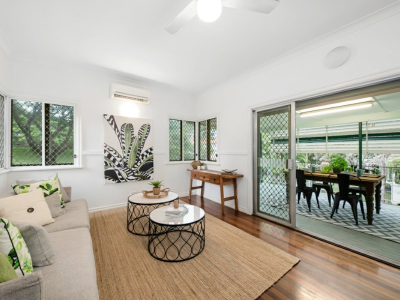 19 Crutchley Street, Fairfield QLD 4103