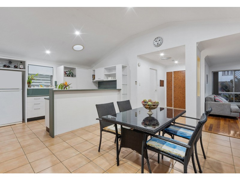 16 Luya Street, Fairfield QLD 4103