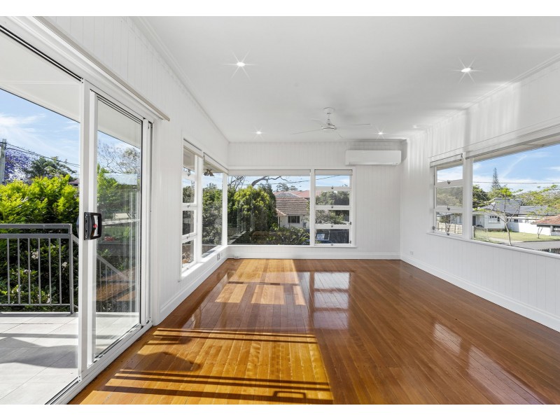 32 Newcastle Street, Fairfield QLD 4103