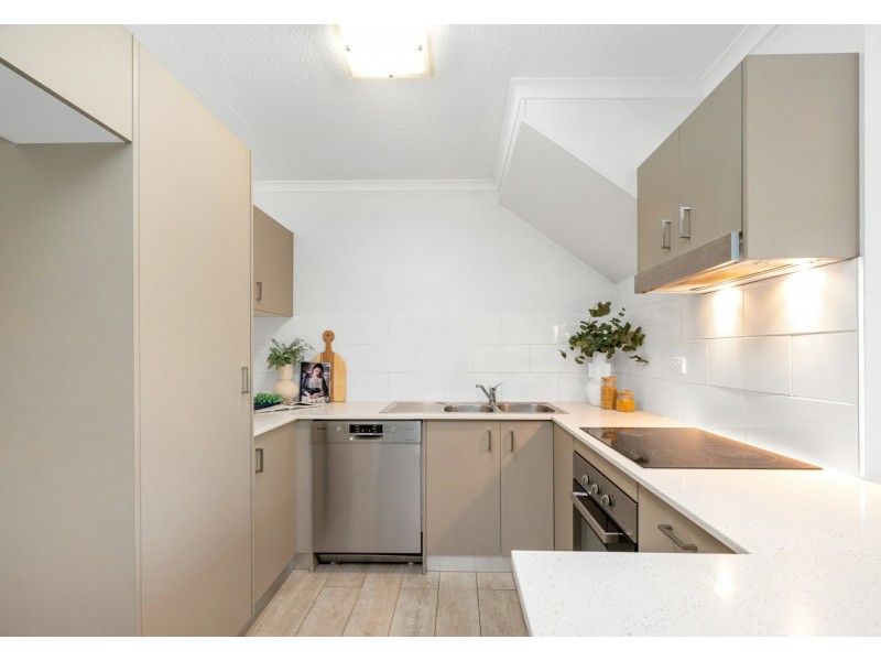 2/27 Brassey Street, Fairfield QLD 4103