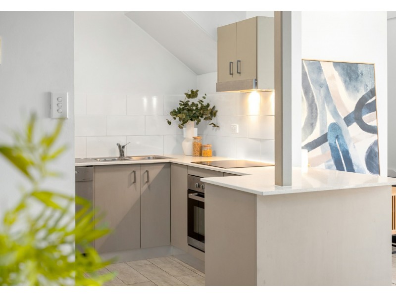 2/27 Brassey Street, Fairfield QLD 4103