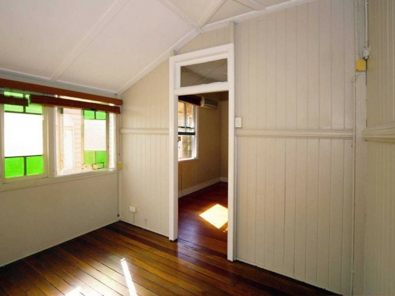 16 Glena Street, Fairfield QLD 4103