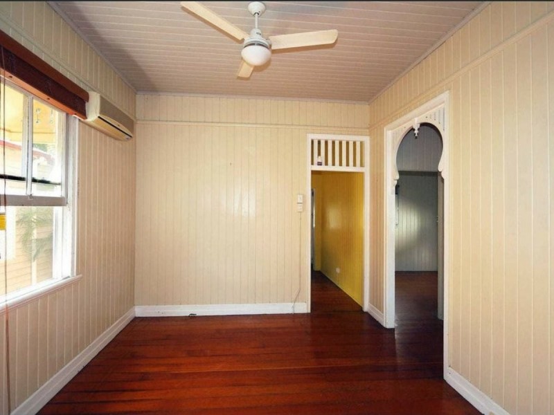 16 Glena Street, Fairfield QLD 4103