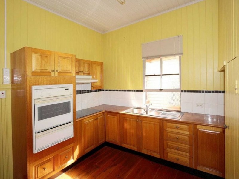 16 Glena Street, Fairfield QLD 4103