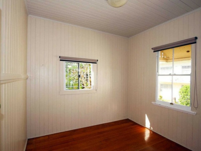 16 Glena Street, Fairfield QLD 4103