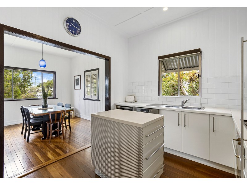 16 Redarc Street, Fairfield QLD 4103