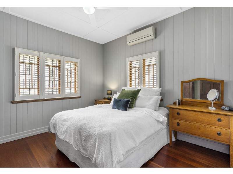 16 Redarc Street, Fairfield QLD 4103