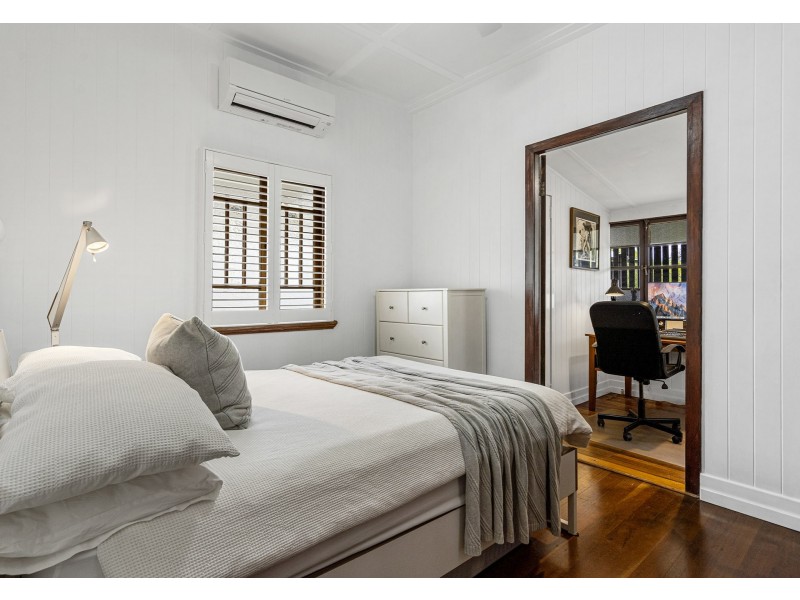 16 Redarc Street, Fairfield QLD 4103