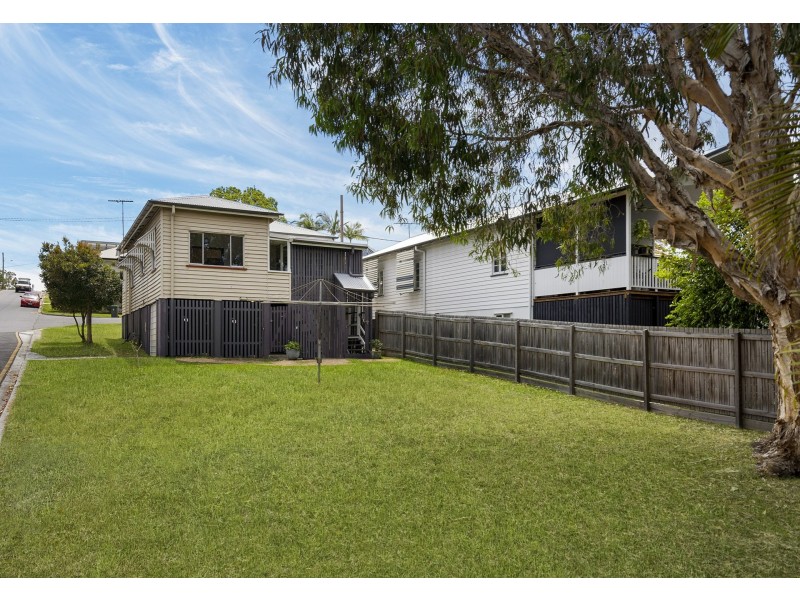 16 Redarc Street, Fairfield QLD 4103