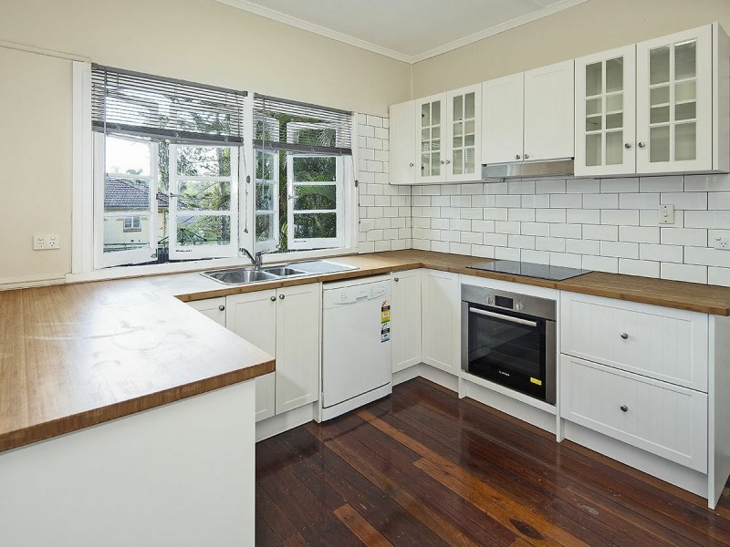 8 Ormuz Road, Yeronga QLD 4104