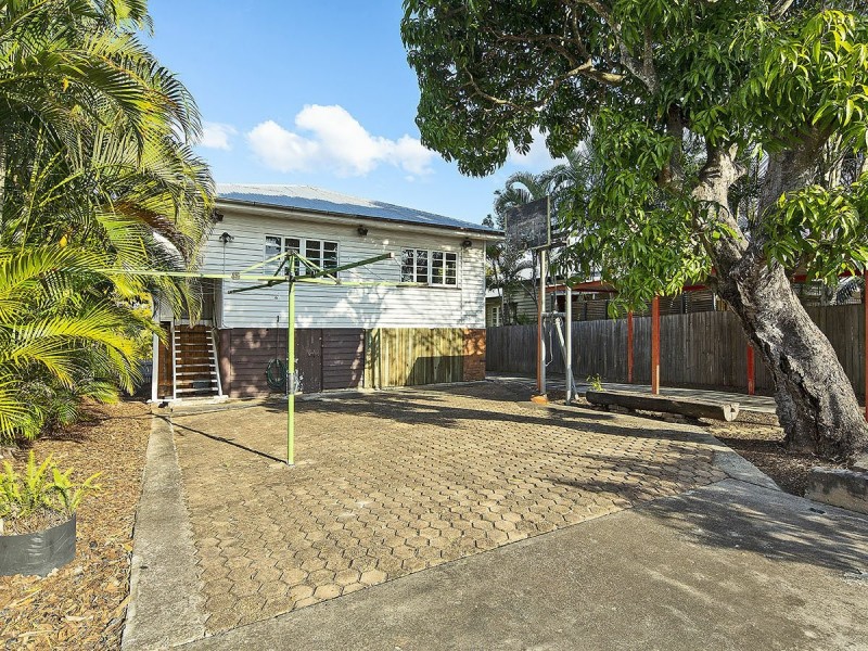 8 Ormuz Road, Yeronga QLD 4104