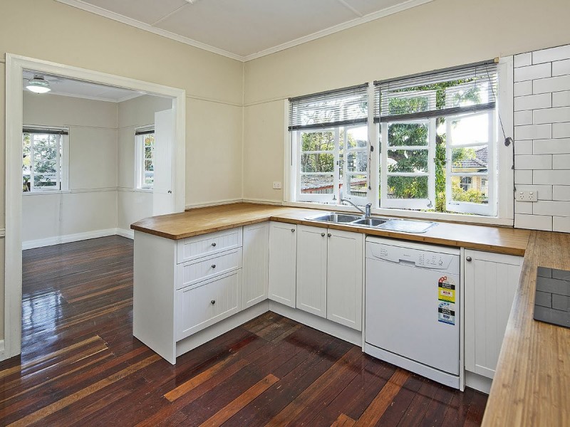 8 Ormuz Road, Yeronga QLD 4104