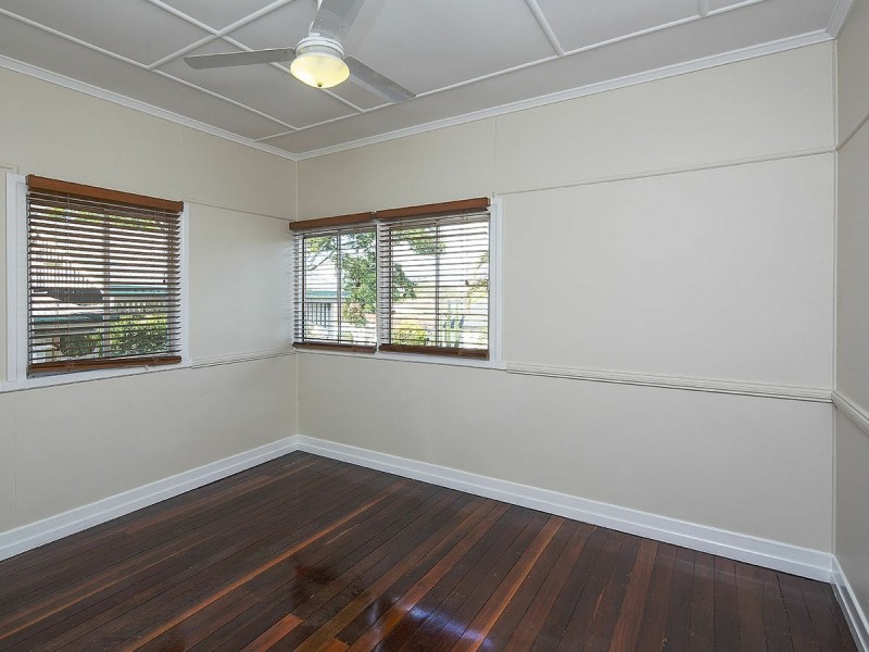 8 Ormuz Road, Yeronga QLD 4104