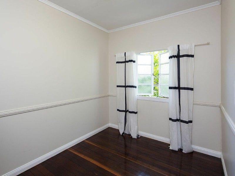 8 Ormuz Road, Yeronga QLD 4104