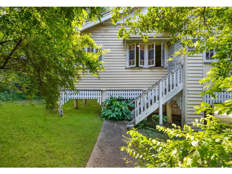 30 Holland Road, Holland Park QLD 4121