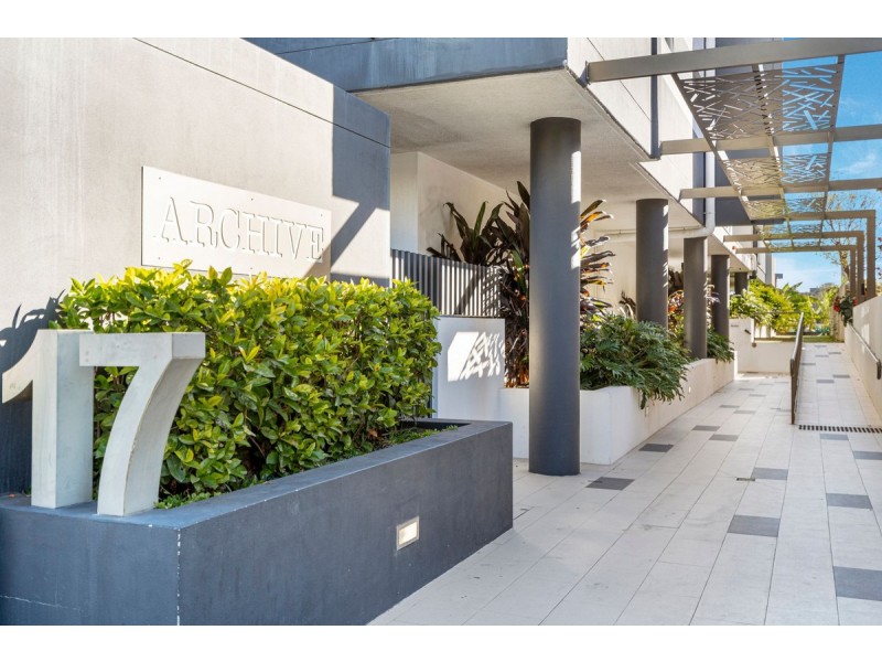 10/17 Carl Street, Woolloongabba QLD 4102