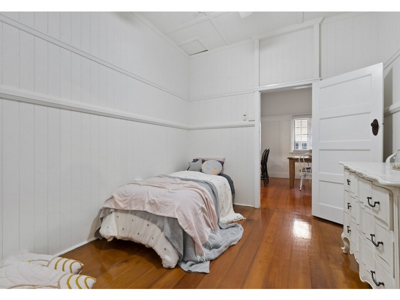 7 Cross Street, Fairfield QLD 4103