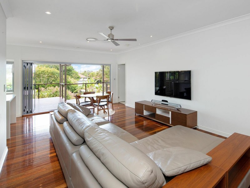 10 Newcastle Street, Fairfield QLD 4103
