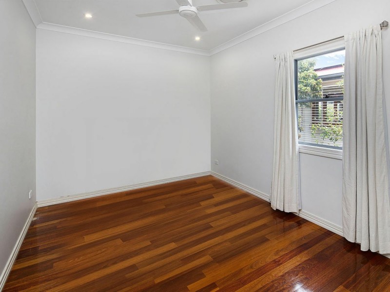 10 Newcastle Street, Fairfield QLD 4103