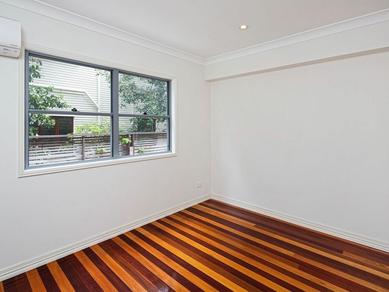 10 Newcastle Street, Fairfield QLD 4103