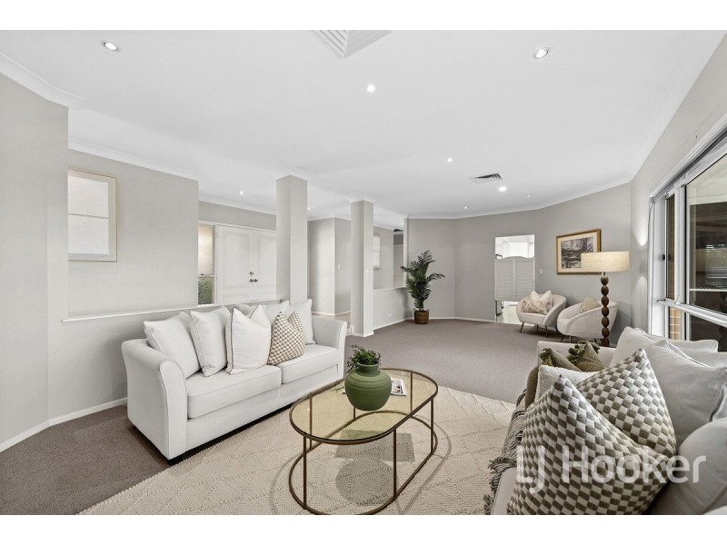 8 Hatherton Crescent, Carindale QLD 4152