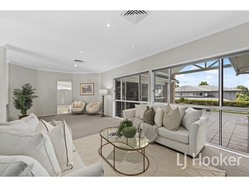 8 Hatherton Crescent, Carindale QLD 4152