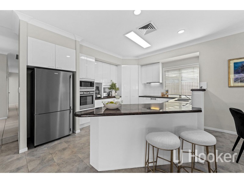 8 Hatherton Crescent, Carindale QLD 4152