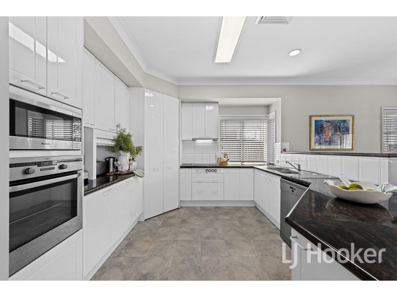 8 Hatherton Crescent, Carindale QLD 4152