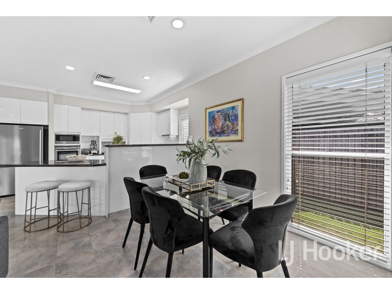 8 Hatherton Crescent, Carindale QLD 4152