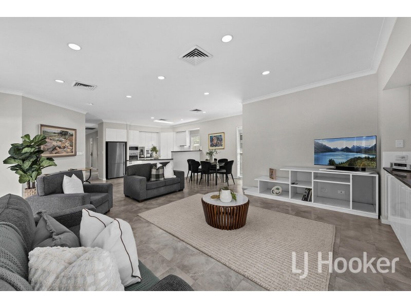 8 Hatherton Crescent, Carindale QLD 4152