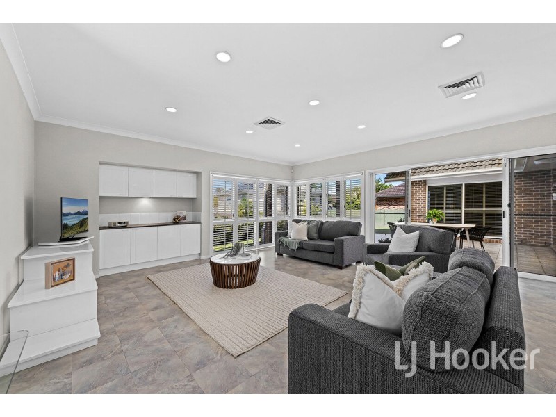 8 Hatherton Crescent, Carindale QLD 4152