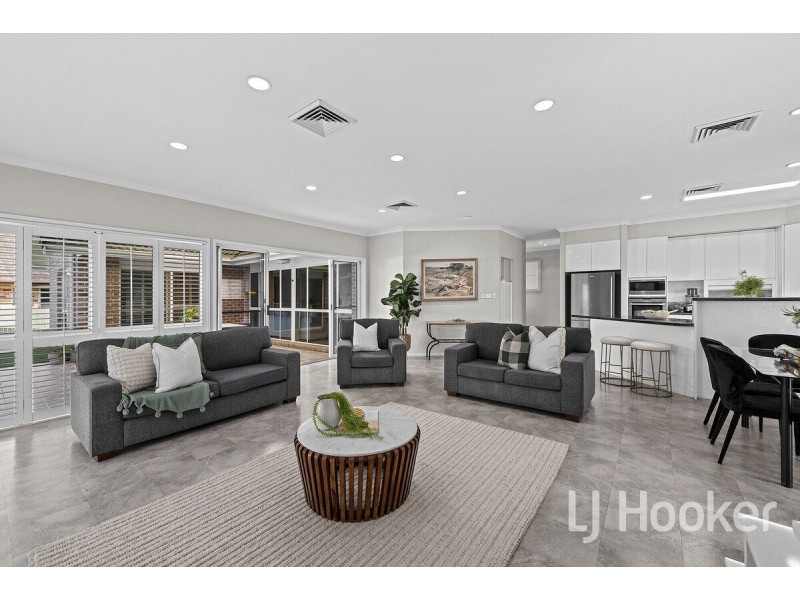 8 Hatherton Crescent, Carindale QLD 4152