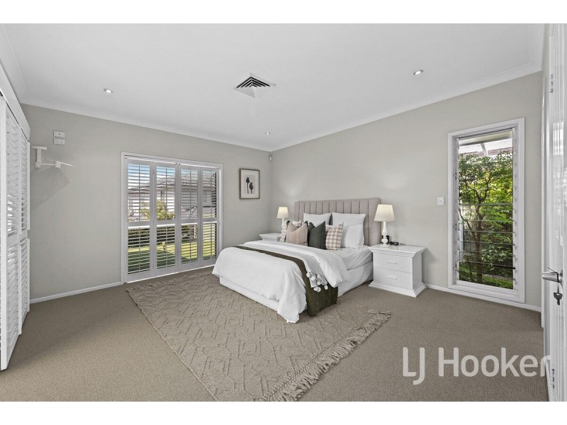 8 Hatherton Crescent, Carindale QLD 4152