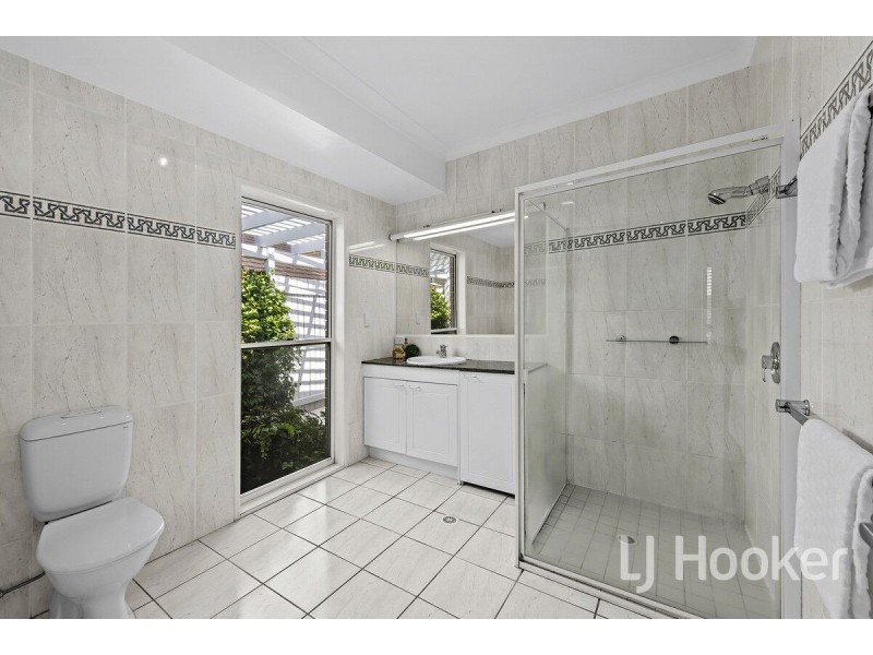 8 Hatherton Crescent, Carindale QLD 4152