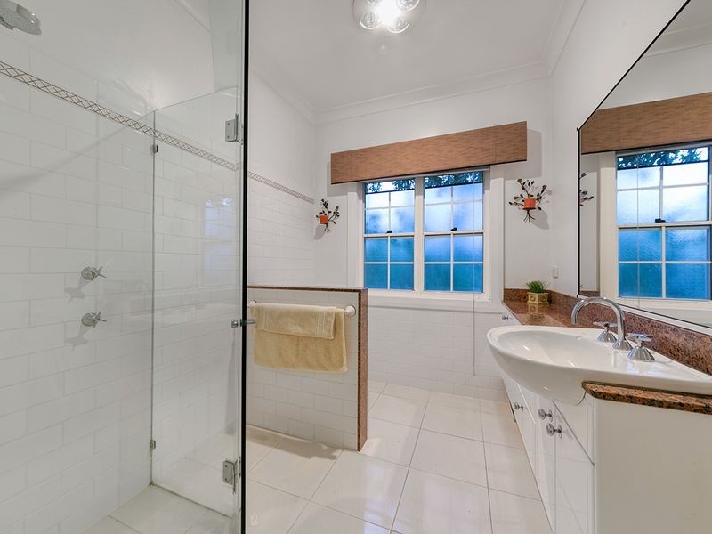110 King Arthur Terrace, Tennyson QLD 4105