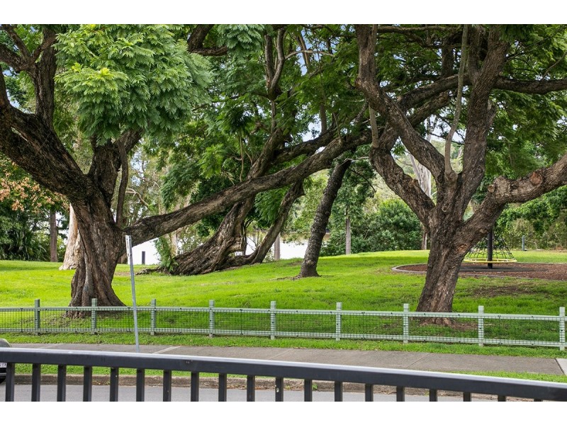 8 Brisbane Corso, Fairfield QLD 4103