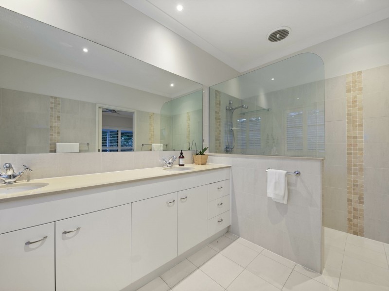 8 Brisbane Corso, Fairfield QLD 4103