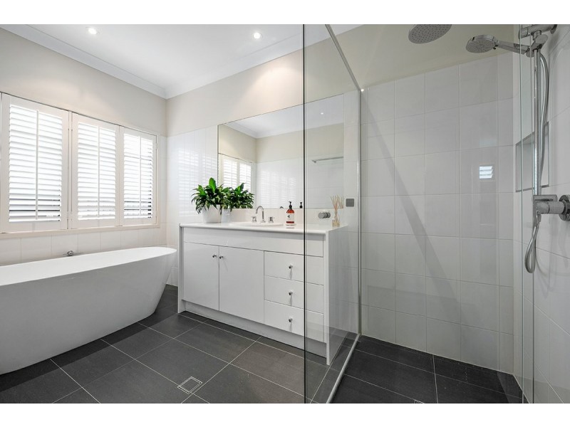 8 Brisbane Corso, Fairfield QLD 4103