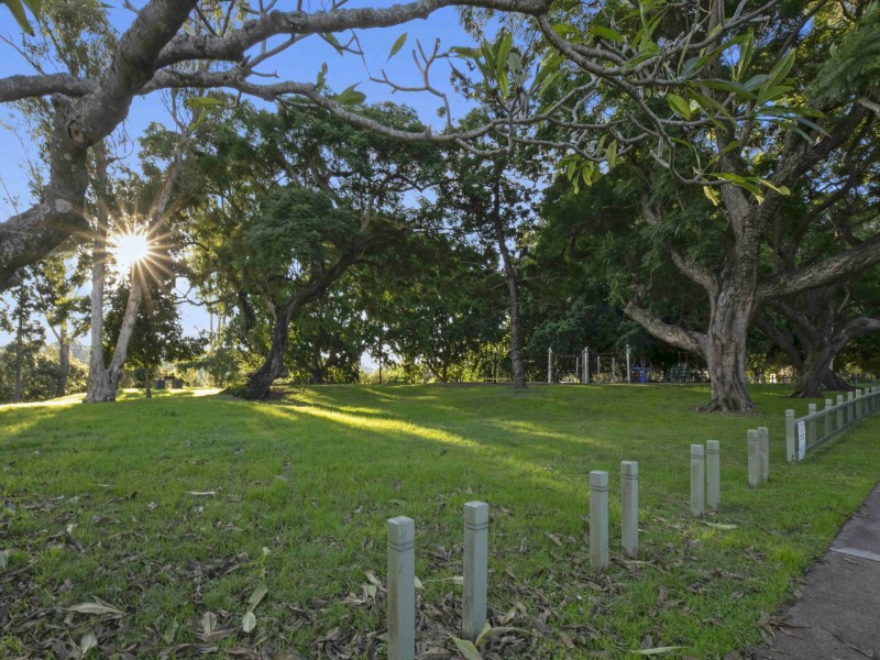 8 Brisbane Corso, Fairfield QLD 4103