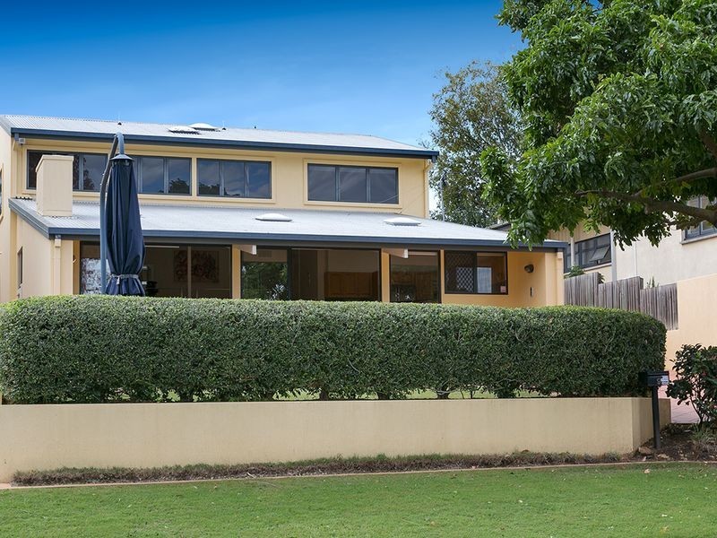 9 Esplanade, Yeronga QLD 4104