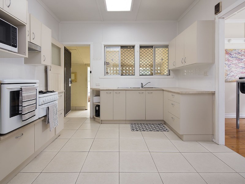 27 Sydney Street, Fairfield QLD 4103