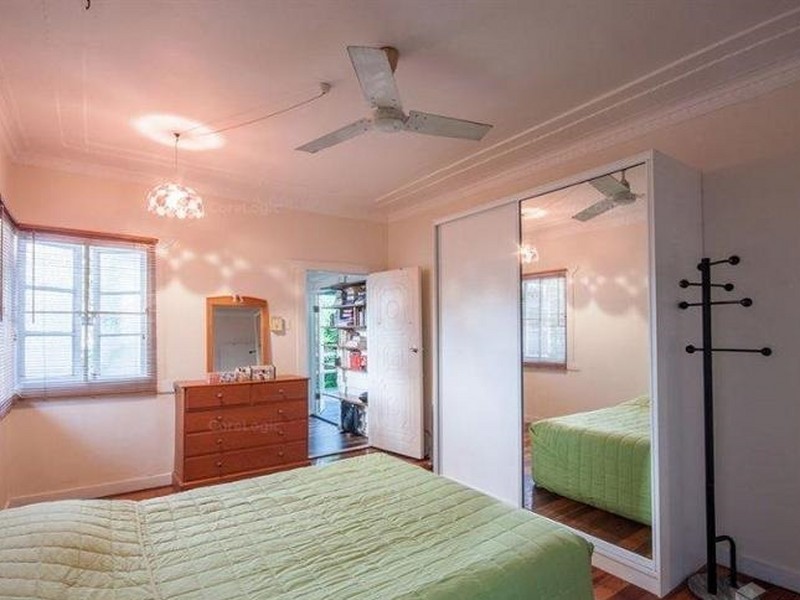 50 Lancelot Street, Tennyson QLD 4105